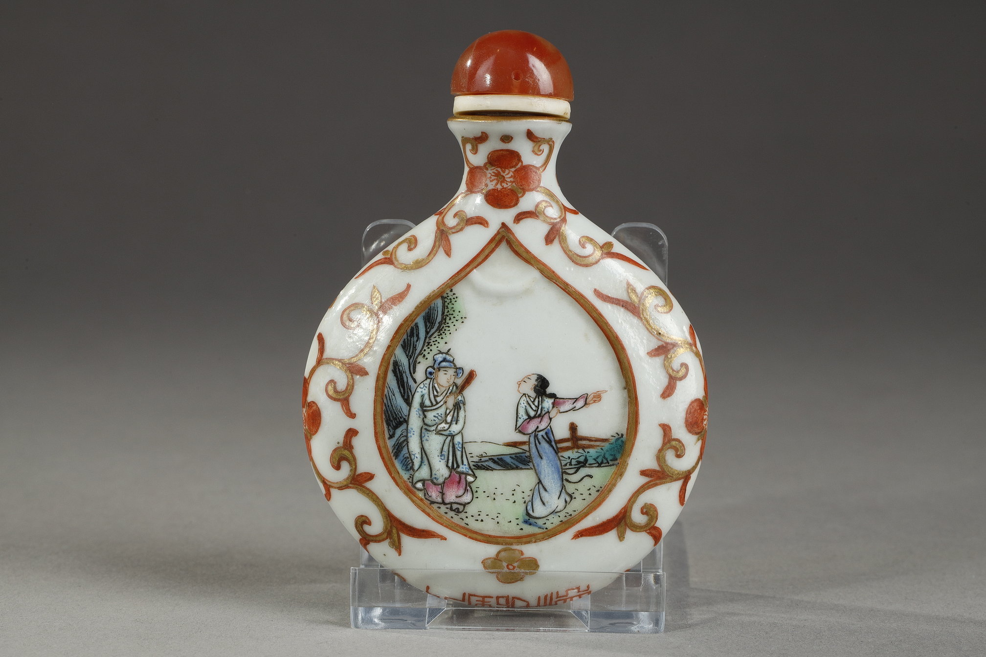 Chinese purse-shaped  polychrome porcelain snuff bottle decorated with figures - Mark period Qianlong 1736/1795